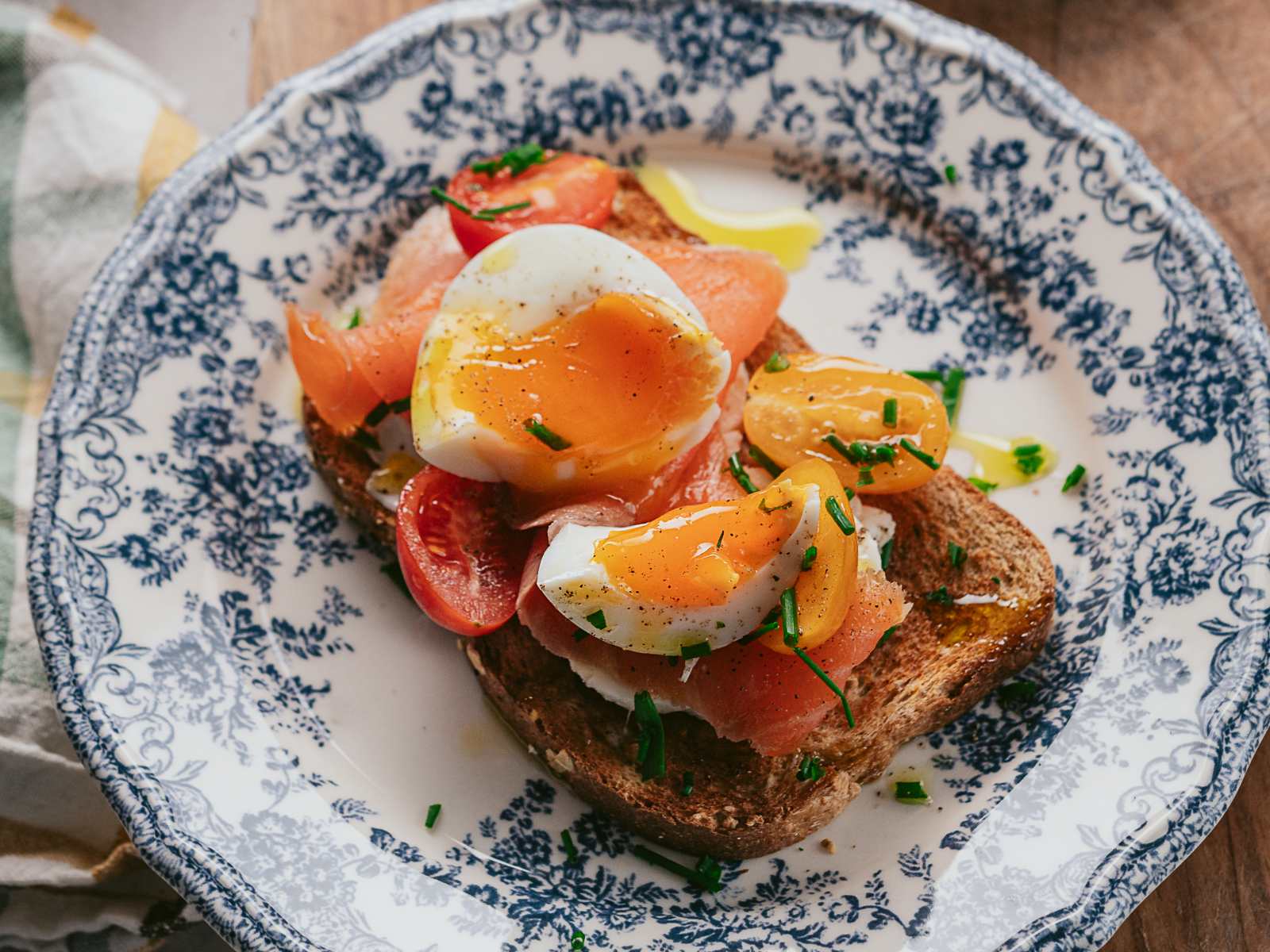 Receita de Tosta de Salmão Fumado com Tomate