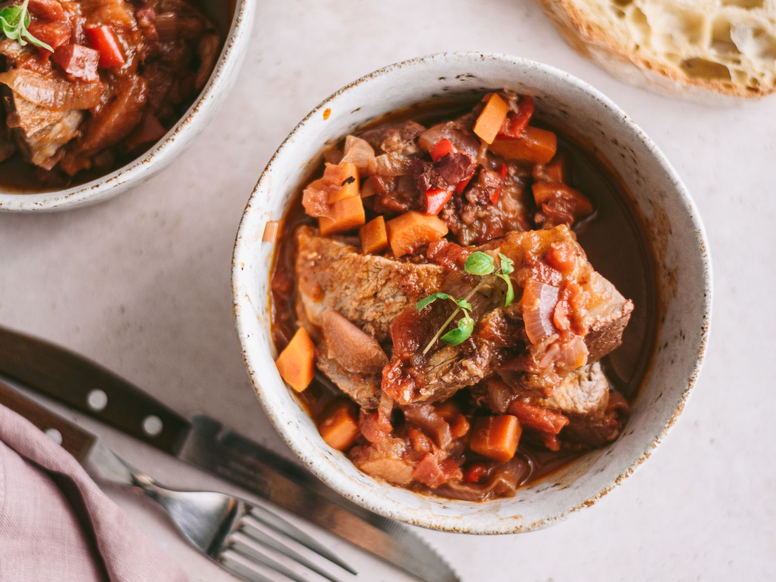 Cachaço Estufado com Ameixa