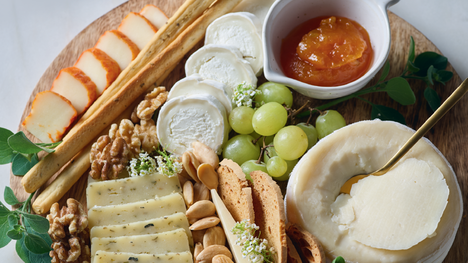 Tábua de queijos, frutos e compota