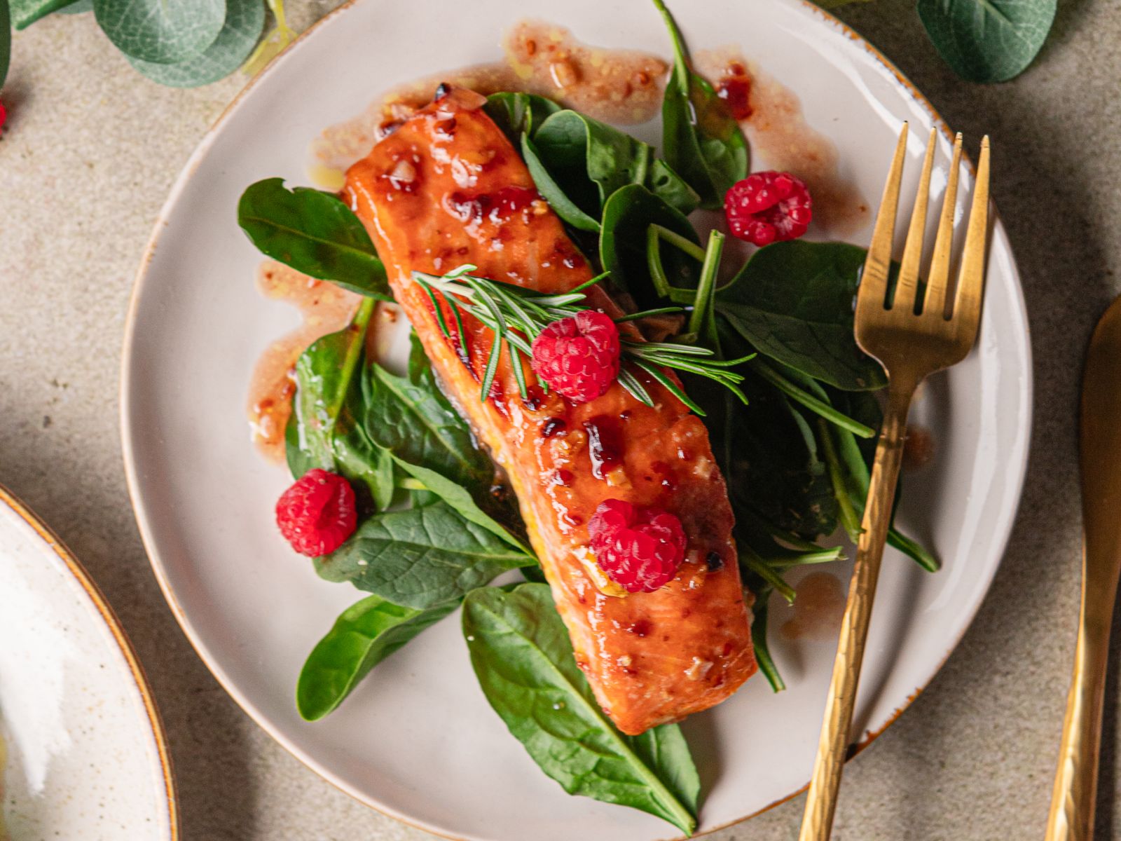 Receita de Salmão Caramelizado com Molho de Framboesas