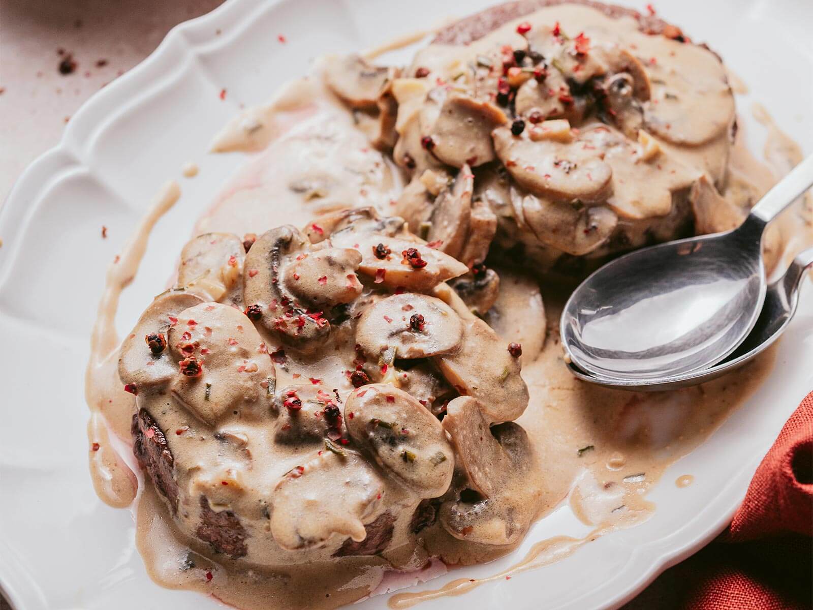 Hambúrguer na Frigideira com Molho de Cogumelos