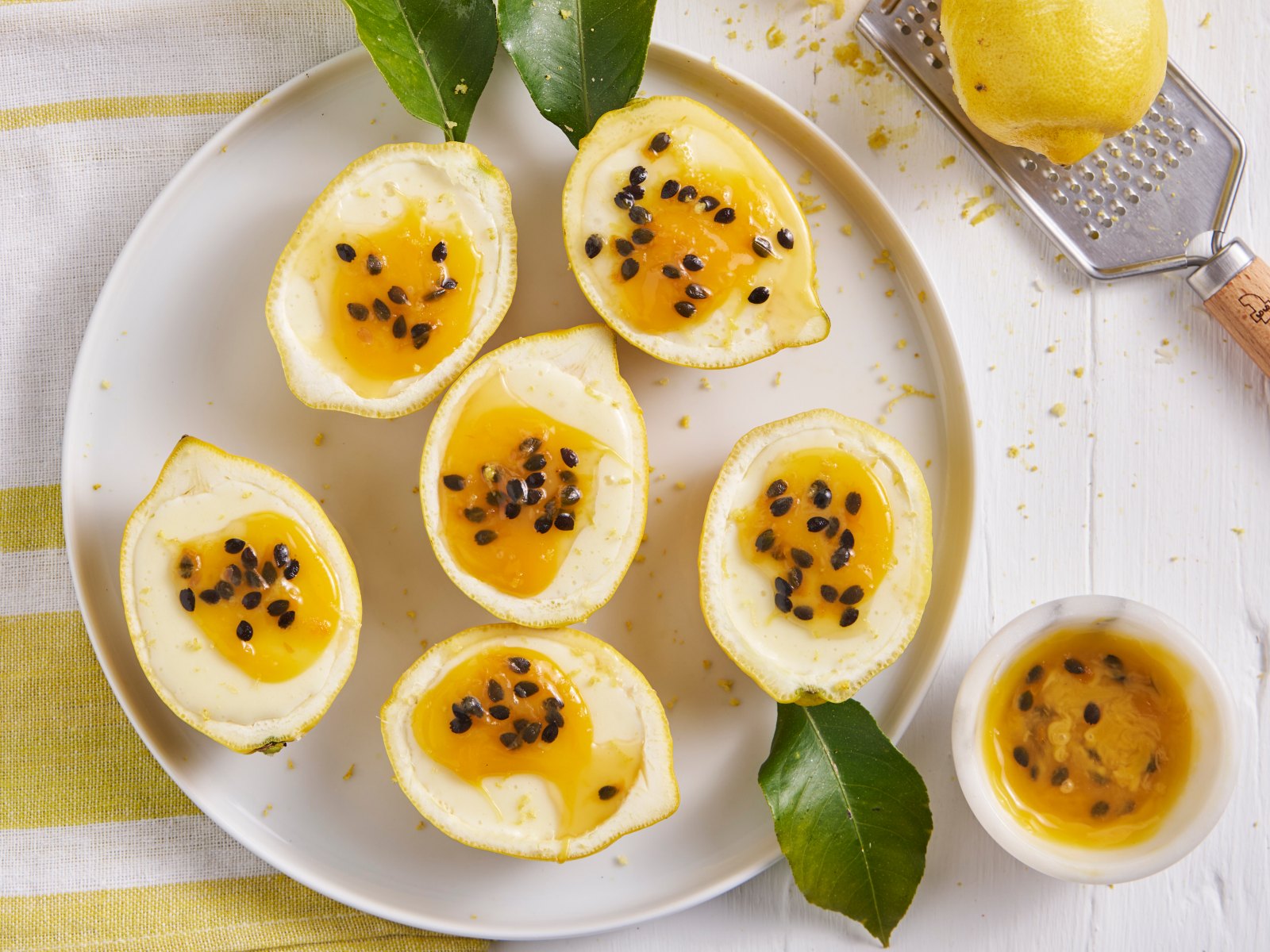 imagem de Semifrio de leite condensado e limão com curd de maracujá