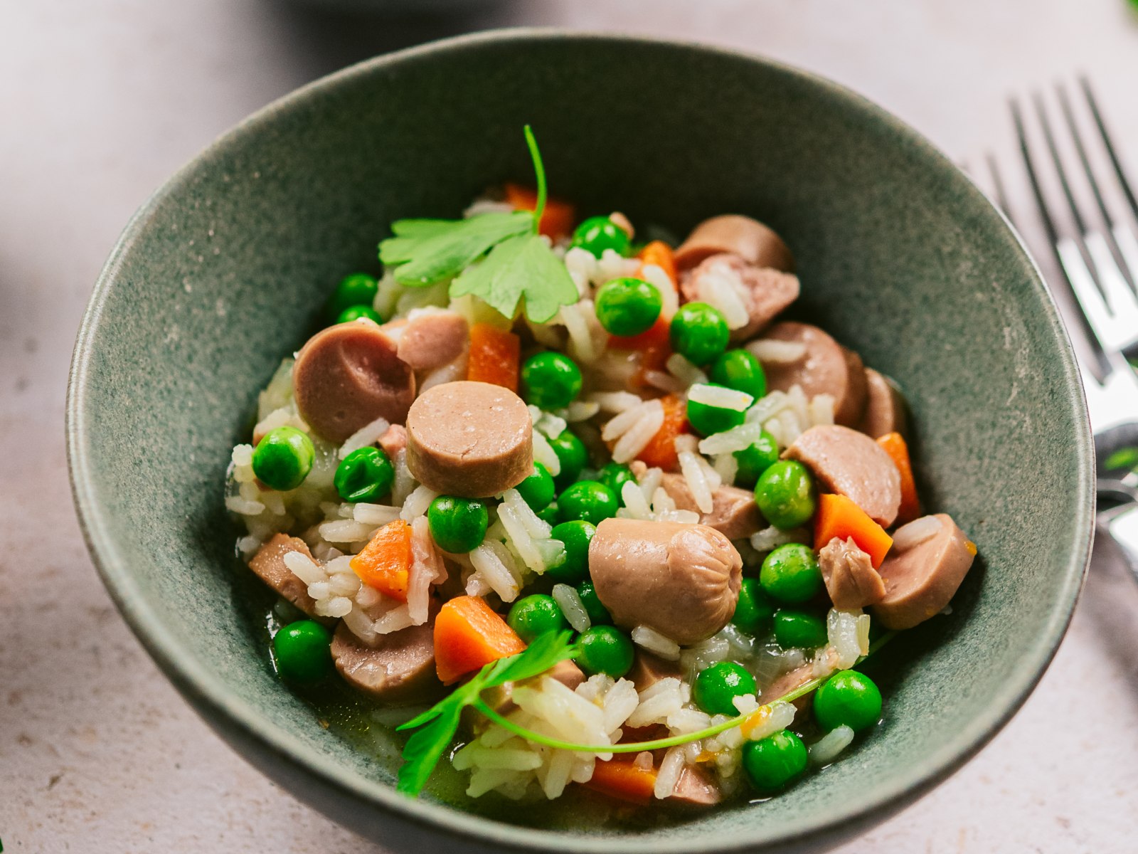 imagem de arroz com salsichas, cenouras e ervilhas