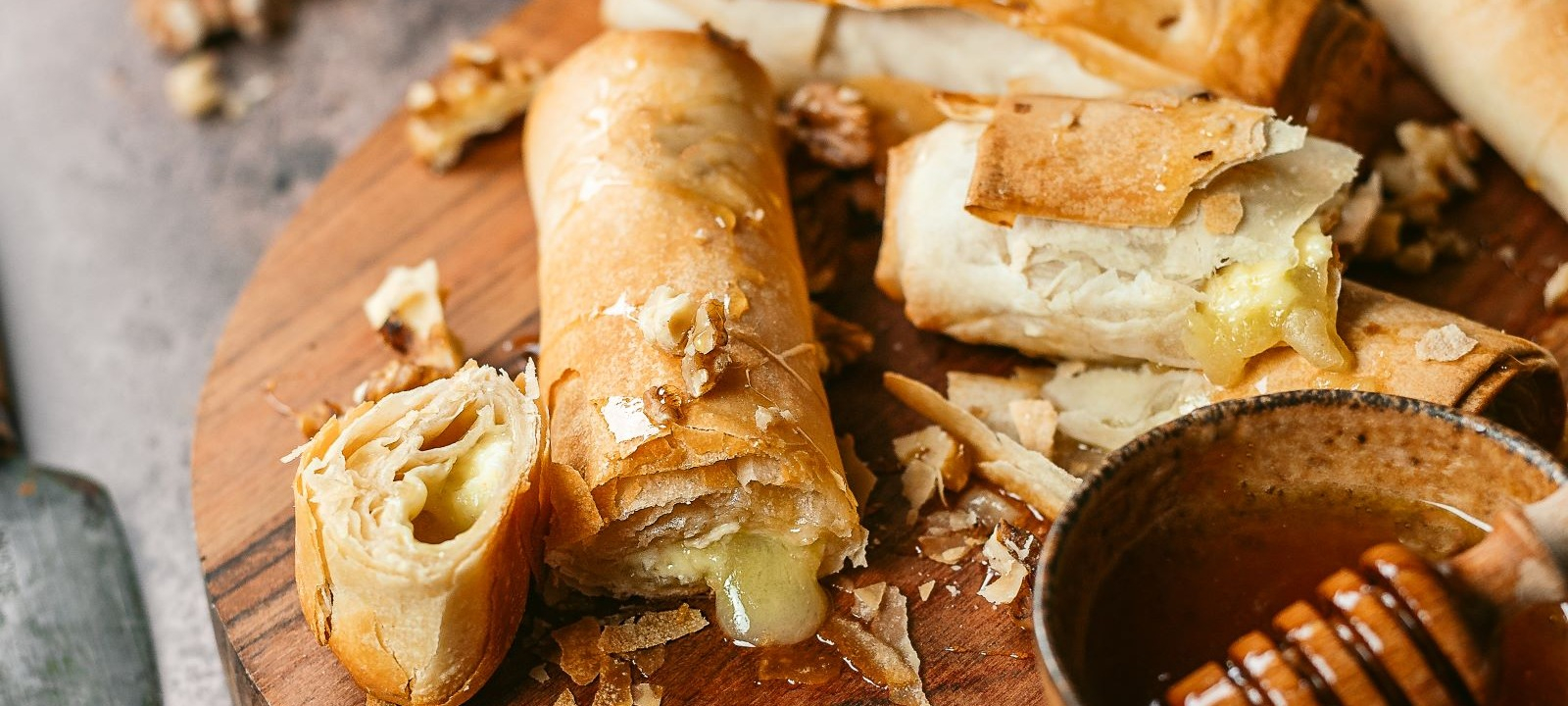 Folhado de Queijo com mel e nozes