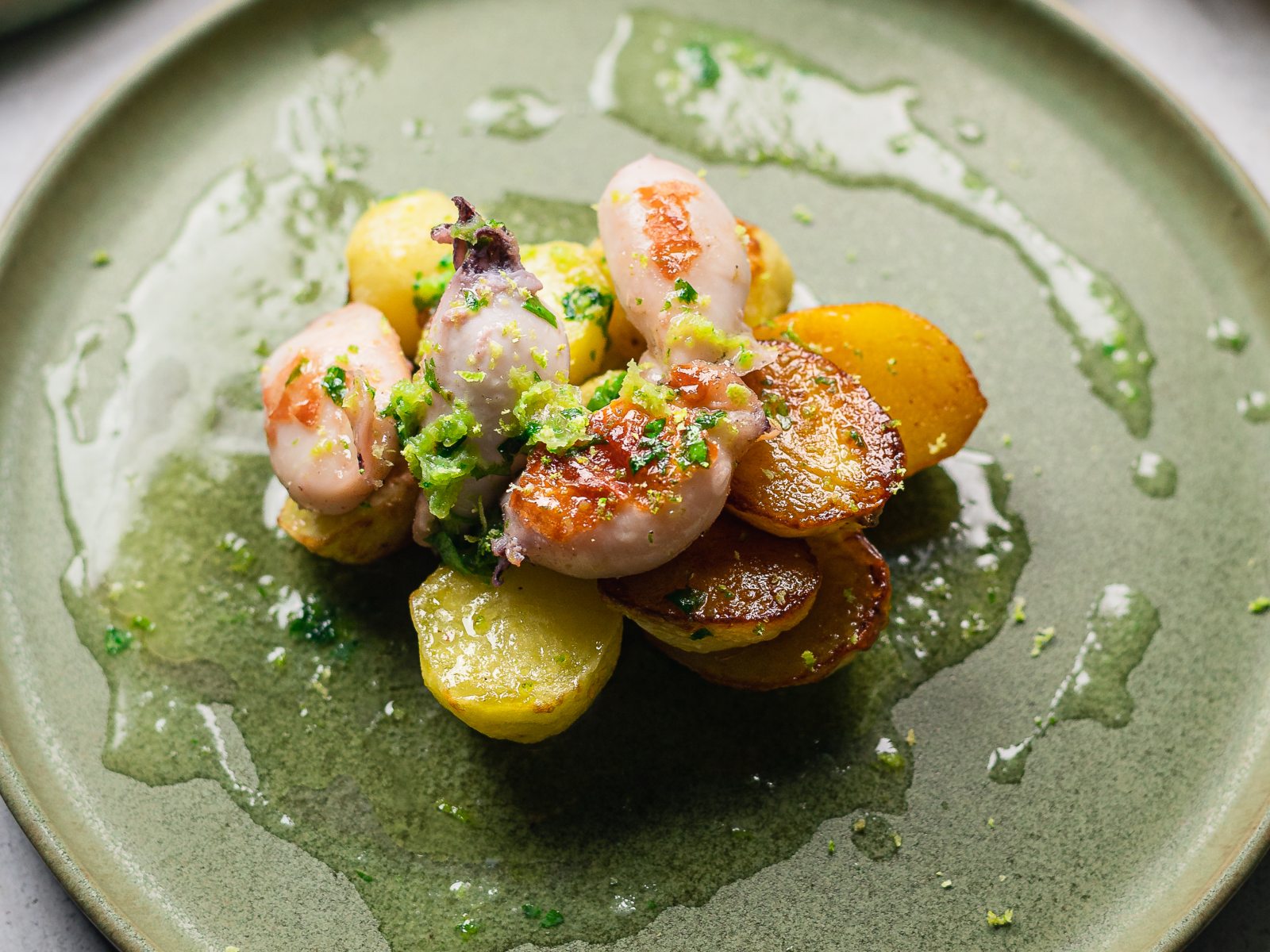 imagem de lulas grelhadas com molho de manteiga