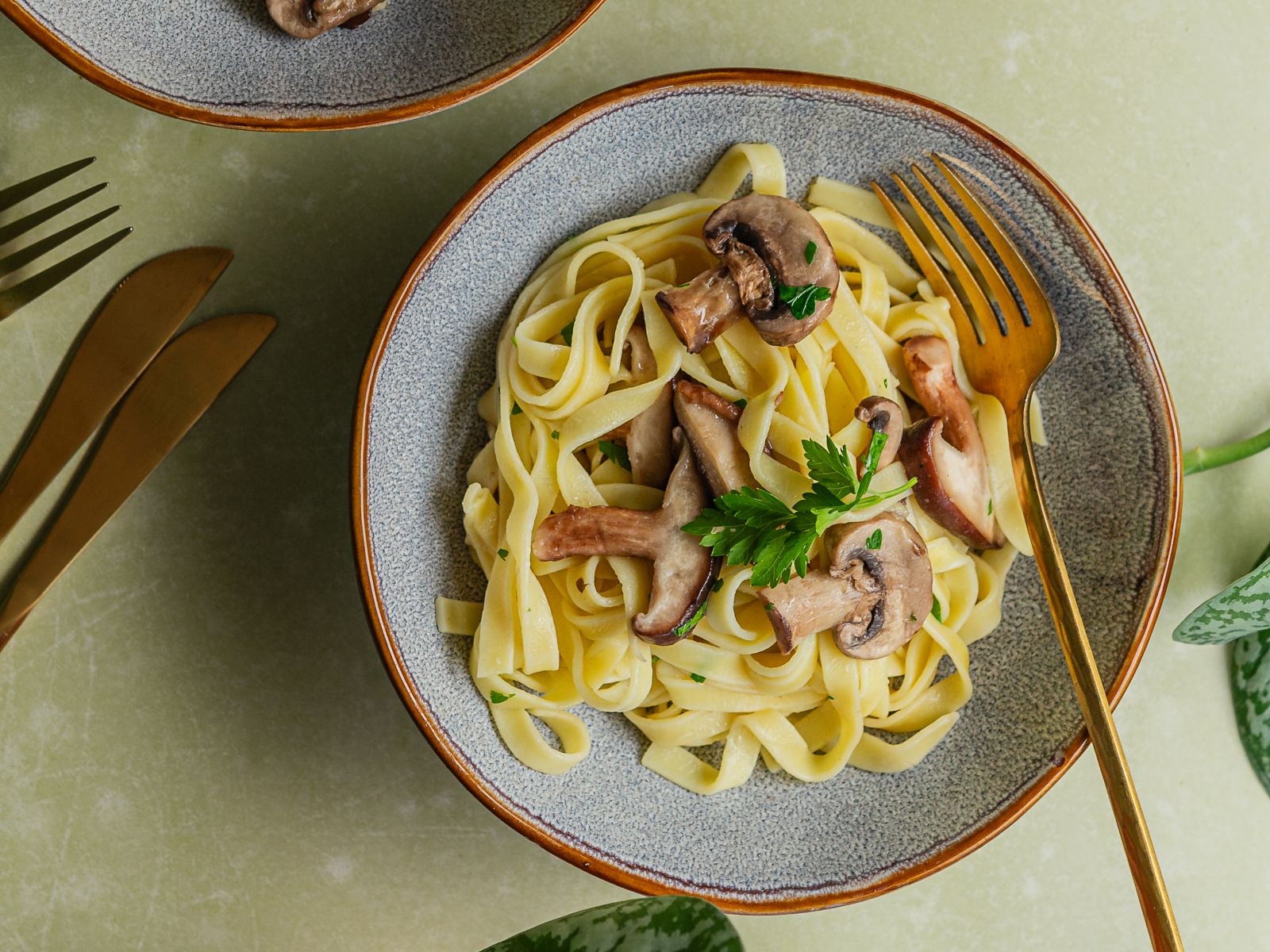 imagem de tagliatelle com cogumelos 